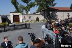 Медійний ажіотаж в очікування українсько-російських переговорів біля палацу Долмабахче в Стамбулі. 15 травня 2025 року