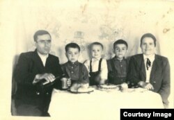 Paștele în Siberia. 6 mai 1956. Familia Ghieș, la masă: Vasile, Maria și copiii lor