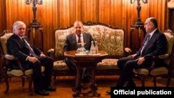 Russi - Foreign Ministers Sergey Lavrov (C) of Russia, Edward Nalbandian (L) of Armenia and Elmar Mammadyarov of Azerbaijan meet in Moscow, 28Apr2017.