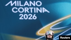 Îmagine de la antrenamentele oficiale în proba de sărituri cu schiurile. În fotografie, schioarea Nika Prevc din Slovenia.