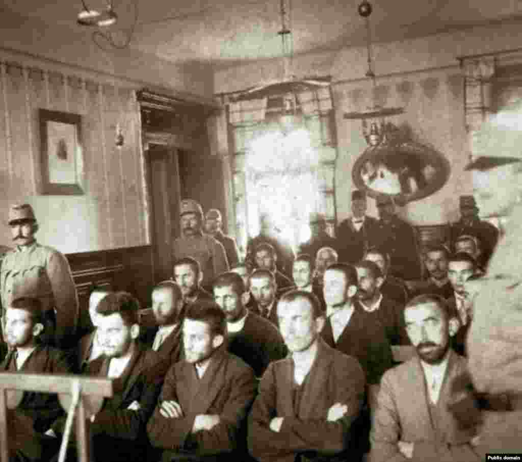 Суд в Сараєві над учасниками організації вбивства ерцгерцога у жовтні 1914 року. Гаврило Принцип сидить у першому ряду в центрі.