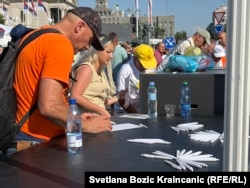 Listići na kojima okupljeni mogu da obeleže "prioritetne teme" za razvoj Srbije.