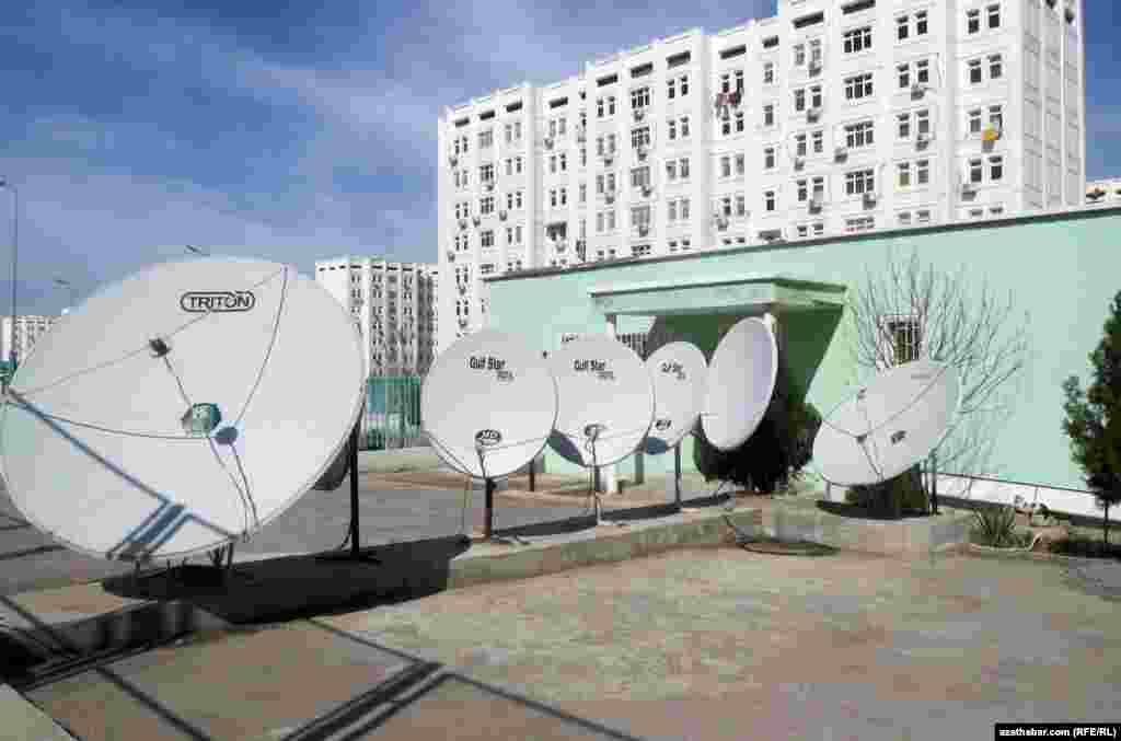 Ýaşaýyş jaýlardaky çanak antennalary, Aşgabadyň Parahat-7 etrapçasy&nbsp;