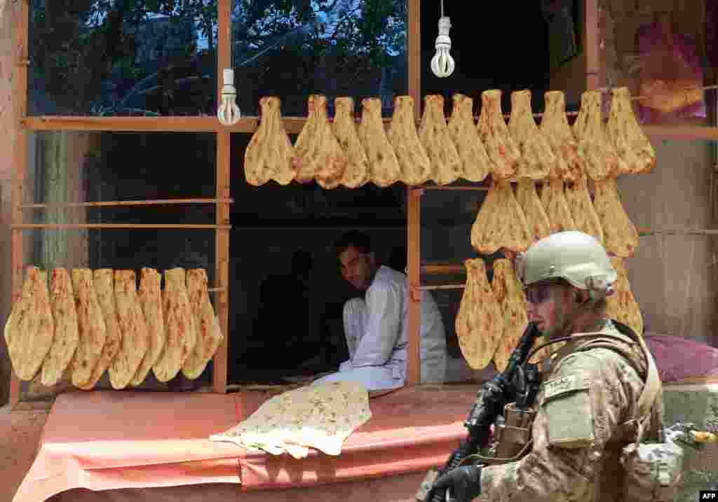 ABŞ əsgəri Əfqanıstanın Ghazni şəhərindəki &ccedil;&ouml;rək mağazasının yanında