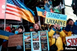 Miting la a patra aniversare a invaziei Rusiei în Ucraina în Times Square, New York. Speranțele lui Putin că lumea va „obosi” să fie solidară cu ucrainenii nu s-au adeverit.