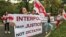 Ілюстрацыйнае фота. 3 кастрычніка 2021 году беларусы пікетавалі штаб-кватэру Інтэрполу ў Ліёне. Нагодай паслужыла затрыманьне ў Польшчы беларускага актывіста Макарыя Малахоўскага, бо беларускія сілавікі ўнесьлі яго ў базу Інтэрполу. Малахоўскага выпусьцілі ў той жа дзень