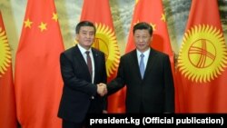 Кыргызстандын президенти Сооронбай Жээнбеков менен Кытайдын төрагасы Си Цзинпин. Бээжин. 6-июнь 2018-жыл.