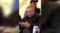 Болат Назарбаев неге ақша таратып жүр?