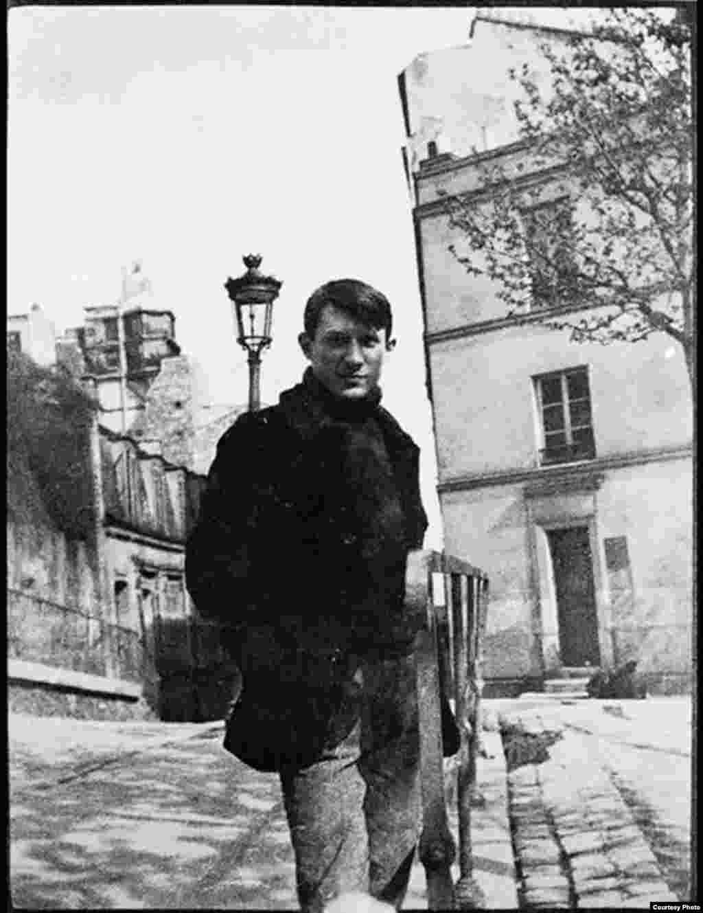 Picasso în 1904 în Place Ravignan, Paris (Foto: Fondation Beyeler Press Service).