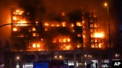 Blloku banesor duke u djegur nga zjarri i madh në Valencia, Spanjë, 22 shkurt 2024.