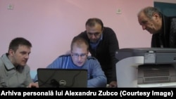 Alexandru Zubco (în centru, la computer), alături de colegii de la Asociația Promo-LEX.
