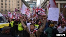 Londonda miqrasiya əleyhdarı Tommi Robinsonun təşkil etdiyi mitinq.