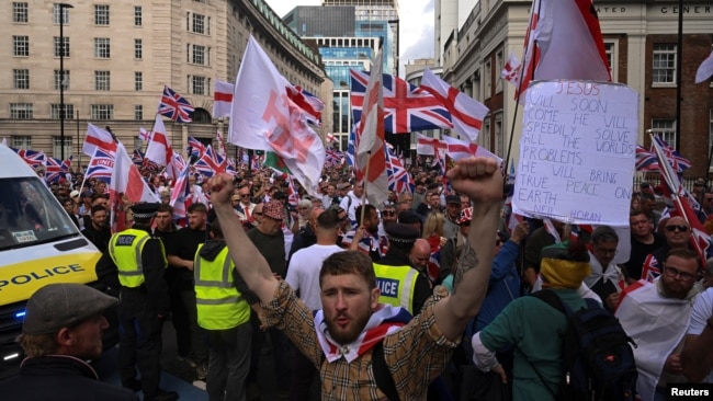 Londonda miqrasiya əleyhdarı Tommi Robinsonun təşkil etdiyi mitinq.
