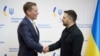 Президент України Володимир Зеленський потискає руку президенту Raytheon Філу Джасперу перед їхньою зустріччю в посольстві України у Вашингтоні, 17 жовтня 2025 року