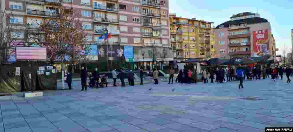 Instituti Kombëtar i Shëndetësisë Publike ka thënë se më 29 dhe 30 dhjetor, kushdo që dëshiron të testohet për COVID-19 me metodën PCR, mund ta bëjë atë, duke filluar nga ora 09:00 deri në orën 13:00. 
