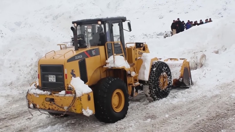 Главная дорога Таджикистана завалена снегом, сотни машин стоят в заторах. ВИДЕО