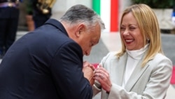 Италианската министър-председателка Джорджия Мелони поздравява унгарския премиер Виктор Орбан в двореца Киги, Рим, Италия, 27 октомври 2025 г.