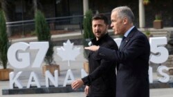 Prim-ministrul canadian Mark Carney (dreapta), cu președintele Ucrainei, Volodymyr Zelenskyy, în timpul summitului liderilor G7 din Kananaskis, în Alberta, Canada,pe 17 iunie 2025. 