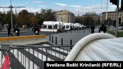 Ograda i policija ispred šatorskog naselja pristalica vlasti, 3. novembar 2025.