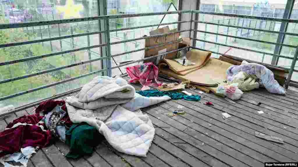 Ky mbikalim - i cili do t'u shërbente qytetarëve për ta kaluar rrugën matanë të cilës ndodhen Qendra Klinike Universitare e Kosovës (QKUK) dhe shkolla e mesme e mjekësisë "Ali Sokoli" në lagjen e "Spitalit" - tani shihet immbuluar nga mbeturinat.