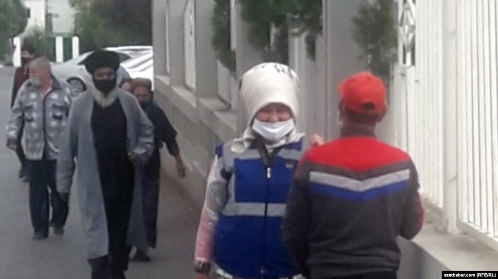 В Туркменистане полицейских обязали штрафовать за отсутствие масок даже стариков