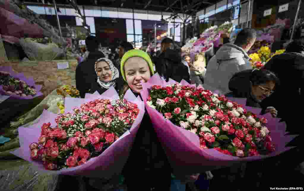 شهروندان مسکو در حال خرید گل در آستانۀ «روز جهانی زن»