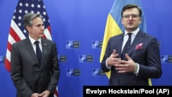 Sekretari amerikan i Shtetit, Antony Blinken, dhe ministri i Jashtëm ukrainas, Dmytro Kuleba. 