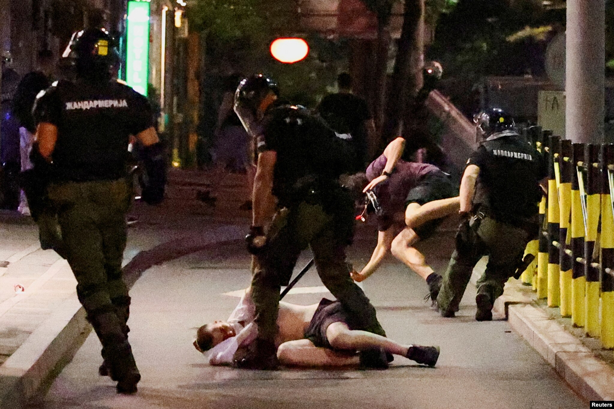 Policia serbe duke arrestuar disa protestues në Beograd më 28 qershor 2025.