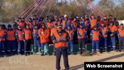 Бейнеудегі теміржолшылар үндеу жасап тұр. Маңғыстау облысы, қазан, 2025 жыл.