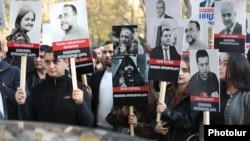 Armenia - Opposition supporters rally outside prosecutors' headquarters in Yerevan to demand the release of all "political prisoners," November 20, 2025.