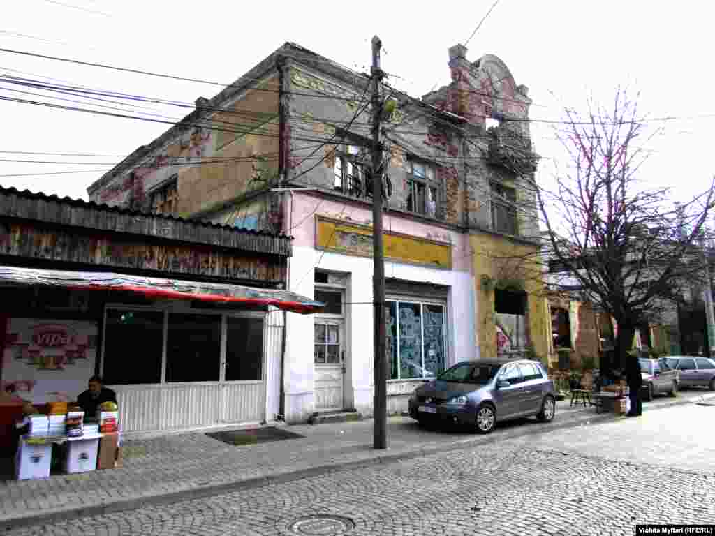 A quiet street scene in Prishtina, photographed by&nbsp;Violeta Myftari.