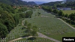 Меморіальний цвинтар Поточарі біля Сребрениці – тут ховають останки знайдених та ідентифікованих жертв трагедії. Наразі тут перепоховані вже близько шести тисяч убитих