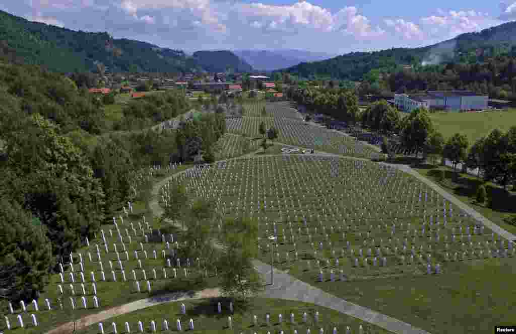 1995-ci il Bosniya müharibəsi dövründə öldürülənlərin məzarları.&nbsp;​Srebrenica qurbanları məzarlığı