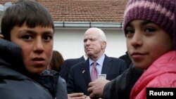 Džon Mekejn sa izbjeglicama u Šidu