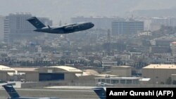 АКШнын Куралдуу күчтөрүнүн учагы Кабул аэропортунан учуп чыгып баратат. 30-август, 2021-жыл. 