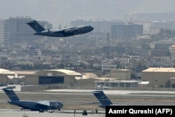 Літак ВПС США вилітає з аеропорту в Кабулі, 30 серпня 2021 року