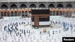 Кааба ташын айланып жүргөн мусулмандар. 29-июль, 2020-жыл.