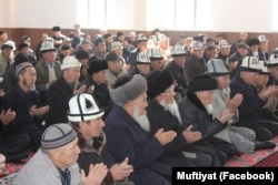 Жамгыр үчүн дуба окуган кыргызстандыктар. Сүрөт Кыргызстан мусулмандарынын дин башкармалыгынын Фейсбуктагы баракчасынан алынды.