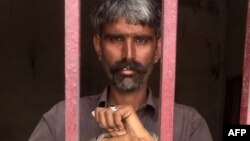 Жүздөгөн адамга ВИЧ илдетин жуктурган деп шектелип жаткан жергиликтүү дарыгер. 