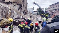 Украинские аварийно-спасательные службы работают рядом с пиццерией, разрушенной в результате ракетной атаки российских войск в Краматорске, 28 июня 2023 года