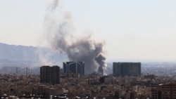 Иранда Әли Хаменеидің ескерткішін құлатты