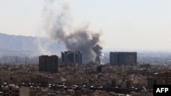 Дим піднімається після повідомлень про вибухи в Тегерані 1 березня 2026 року