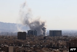 Coloane de fum se ridică în urma exploziilor, Teheran, 1 martie 2026.
