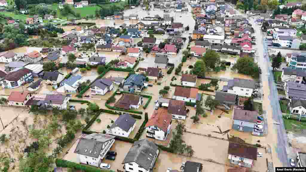 Një pamje nga lart tregon një zonë banimi të përmbytur në Kishelak, Bosnjë dhe Hercegovinë, 4 tetor 2024.