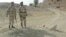 Повстанцы-белуджи действуют традиционными партизанскими способами. Солдаты пакистанской армии осматривают место взрыва мины