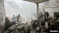 Спасатели работают на месте израильского удара в районе Джна в Бейруте, Ливан, 5 апреля 2026 года