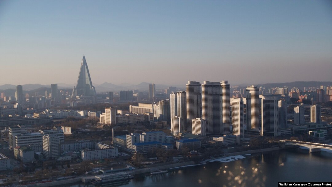 Pyongyang văzut de pe Dealul Ideilor Ciuce/Juche. Ideologia a avut impact asupra lui Ceaușescu care le-a aplicat după vizita în Coreea de Nord din iunie 1971. 