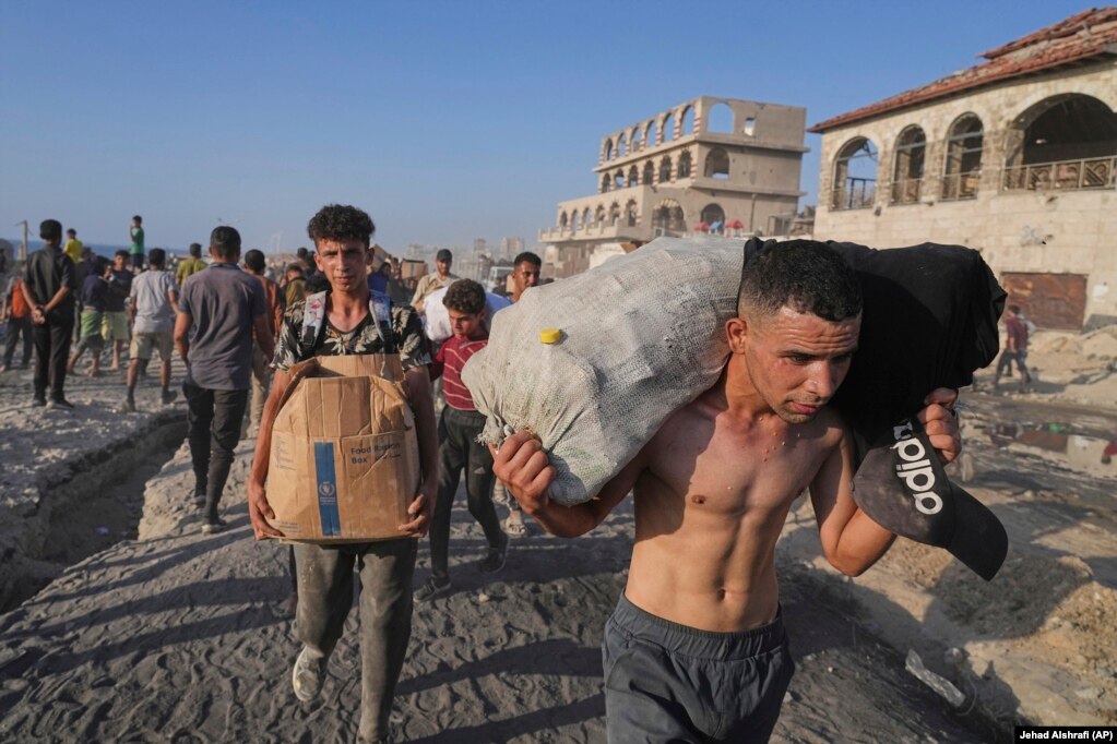 Palestinezë duke bartur ndihma.