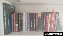 Книжная полка Богдана Бухарина - дома, в России. Фото из личного архива Богдана