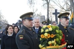 Гітанас Наўседа з жонкай Дыянай Наўседзене на цырымоніі ўгаранаваньня паўстанцаў 1863 году